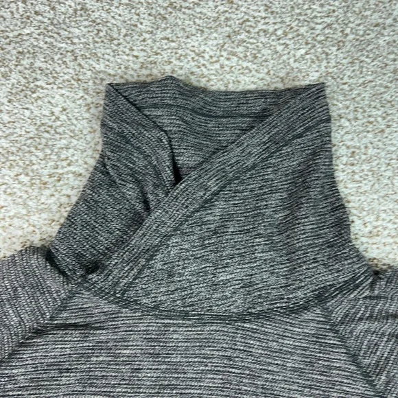 Lululemon Shirt Womens Medium Gray Long Sleeve Cowl Neck Striped Yoga Gym Run - Picture 2 of 8